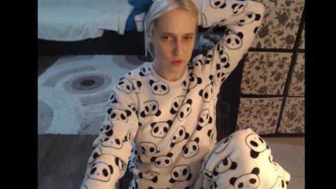 Snapshot of mrsluck chatting on 10-27-25, 06:01 Sasha online show from 10-27-25, 06:01