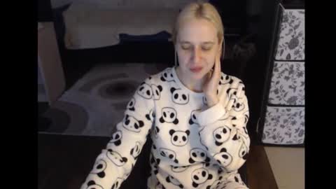 Snapshot of mrsluck chatting on 11-01-25, 06:04 Sasha online show from 11-01-25, 06:04