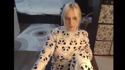 Snapshot of mrsluck chatting on 11-05-25, 02:22 Sasha online show from 11-05-25, 02:22