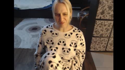 Snapshot of mrsluck chatting on 11-23-25, 05:02 Sasha online show from 11-23-25, 05:02