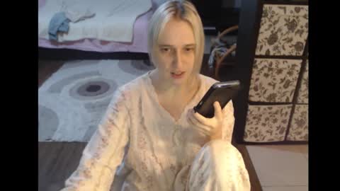 Snapshot of mrsluck chatting on 12-02-25, 12:43 Sasha online show from 12-02-25, 12:43