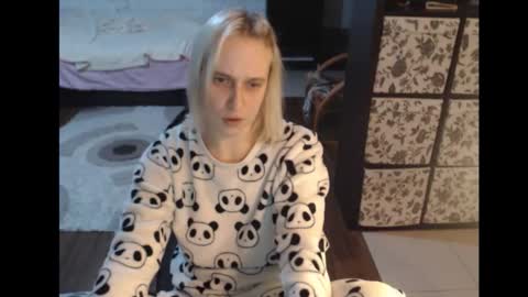 Snapshot of mrsluck chatting on 12-03-25, 07:01 Sasha online show from 12-03-25, 07:01