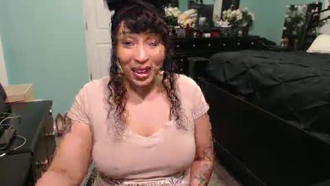 Snapshot of msbaddiebae chatting on 12-20-24, 07:01 Queen Baddie online show from 12-20-24, 07:01
