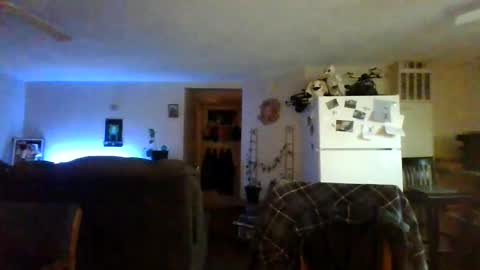 Snapshot of mudge chatting on 02-28-25, 05:04 Mudge online show from 02-28-25, 05:04