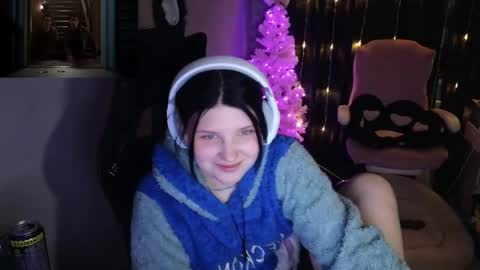 Snapshot of mura_muur chatting on 12-11-24, 03:05 Milana online show from 12-11-24, 03:05
