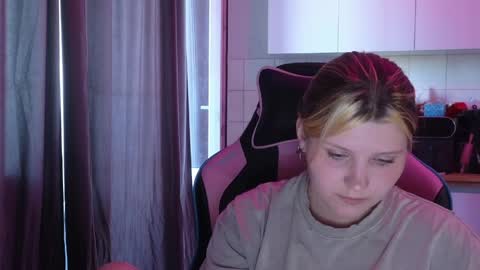 Snapshot of mura_muur chatting on 06-05-26, 01:17 Milana online show from 06-05-26, 01:17
