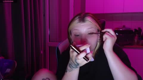 Snapshot of mura_muur chatting on 06-12-26, 05:45 Milana online show from 06-12-26, 05:45