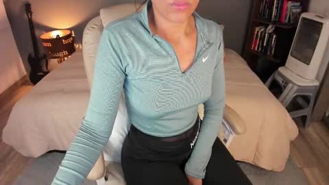 Snapshot of musicayluna chatting on 09-24-25, 09:01 VALENTINA Luna online show from 09-24-25, 09:01