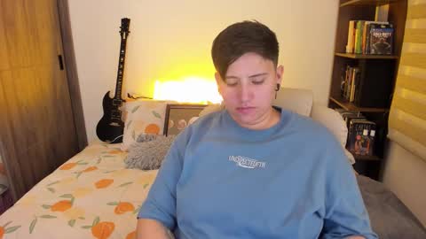 Snapshot of musicayluna chatting on 10-10-25, 04:11 VALENTINA Luna online show from 10-10-25, 04:11