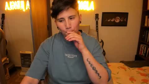 Snapshot of musicayluna chatting on 10-18-25, 02:03 VALENTINA Luna online show from 10-18-25, 02:03