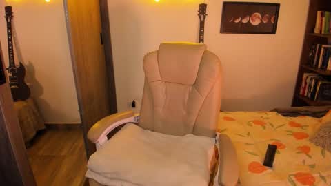 Snapshot of musicayluna chatting on 10-28-25, 02:37 VALENTINA Luna online show from 10-28-25, 02:37