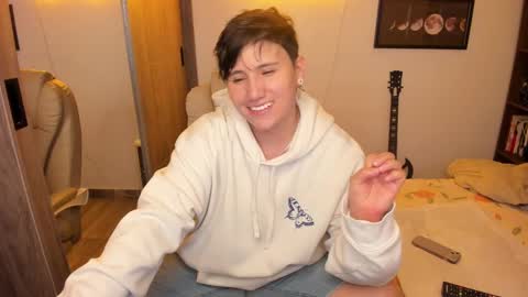 Snapshot of musicayluna chatting on 11-15-25, 03:37 VALENTINA Luna online show from 11-15-25, 03:37