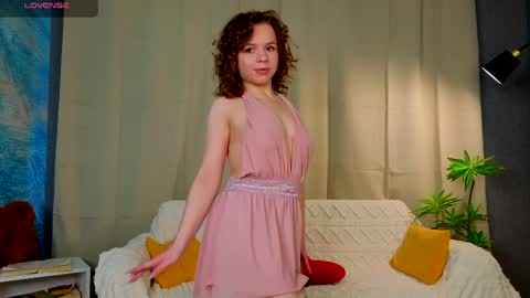 Snapshot of mymonique chatting on 04-01-26, 06:58 Monique with Curls online show from 04-01-26, 06:58