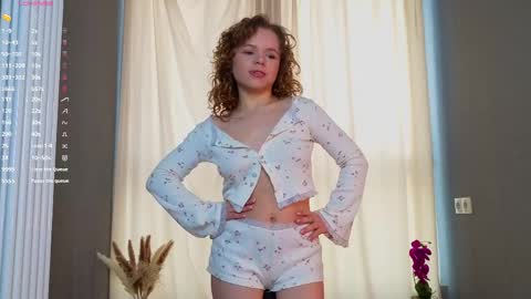 Snapshot of mymonique chatting on 04-08-26, 06:13 Monique with Curls online show from 04-08-26, 06:13