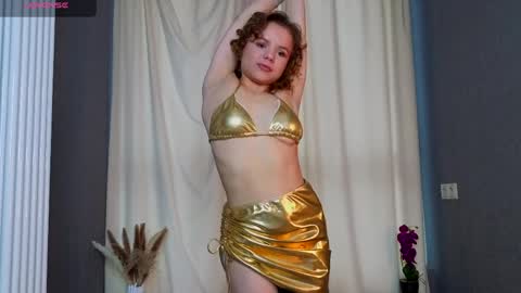 Snapshot of mymonique chatting on 04-09-26, 06:19 Monique with Curls online show from 04-09-26, 06:19