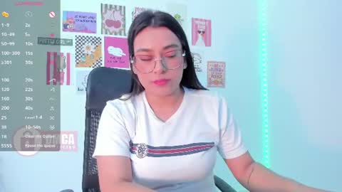 Snapshot of mypretty_isabella chatting on 06-20-26, 09:17 Bella online show from 06-20-26, 09:17