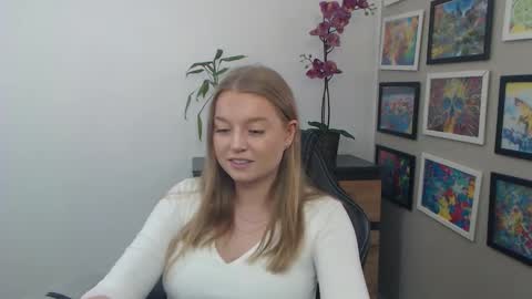 Snapshot of mysteryericax chatting on 04-24-26, 10:07 Erica online show from 04-24-26, 10:07