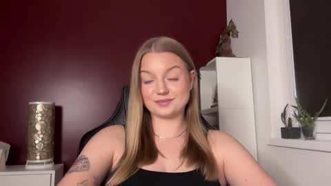 Snapshot of mysteryericax chatting on 05-05-26, 11:29 Erica online show from 05-05-26, 11:29