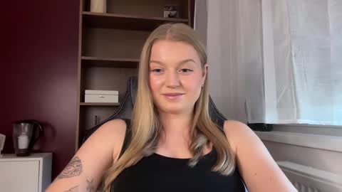 Snapshot of mysteryericax chatting on 05-25-26, 11:27 Erica online show from 05-25-26, 11:27