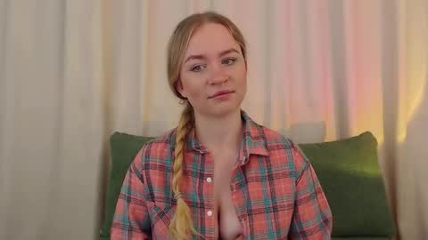 Snapshot of mystic_barbie chatting on 10-10-25, 12:20 Barbie online show from 10-10-25, 12:20