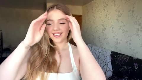 Snapshot of mysticmew chatting on 04-16-26, 06:25 Anna online show from 04-16-26, 06:25