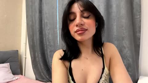 Snapshot of nadinevanni chatting on 05-08-26, 01:16 Leya online show from 05-08-26, 01:16