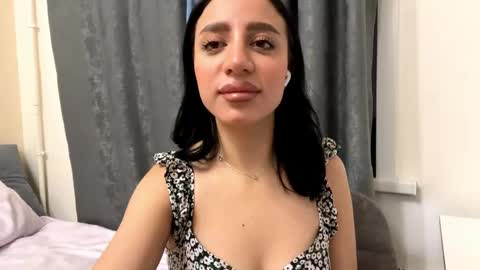 Snapshot of nadinevanni chatting on 06-04-26, 04:13 Leya online show from 06-04-26, 04:13