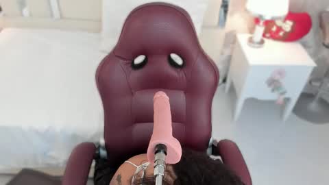 Nahomy Roberts online show from 12-17-25, 09:26