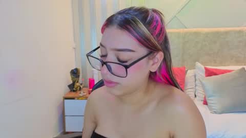 nami_sweet_ online show from 10-31-25, 04:02