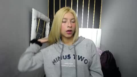 Snapshot of nancy_blonde chatting on 06-18-26, 01:04 nancy blonde online show from 06-18-26, 01:04