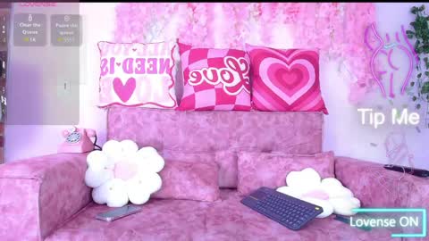 Snapshot of naomi_femme chatting on 05-15-26, 11:17 naomi_femme online show from 05-15-26, 11:17
