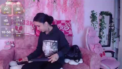 Snapshot of naomi_femme chatting on 06-22-26, 11:51 naomi_femme online show from 06-22-26, 11:51