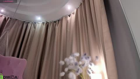 Snapshot of naomi_rias chatting on 10-27-25, 11:20 Naomi online show from 10-27-25, 11:20