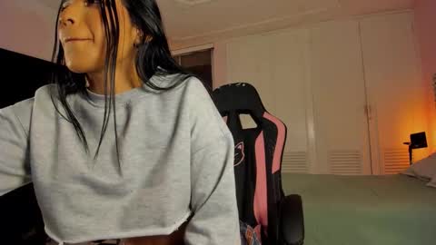 Snapshot of naomibrinks1 chatting on 12-14-25, 03:45 Heidy online show from 12-14-25, 03:45