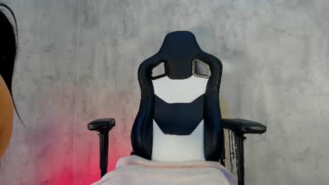 Snapshot of naomibrinks1 chatting on 06-14-26, 02:24 Heidy online show from 06-14-26, 02:24