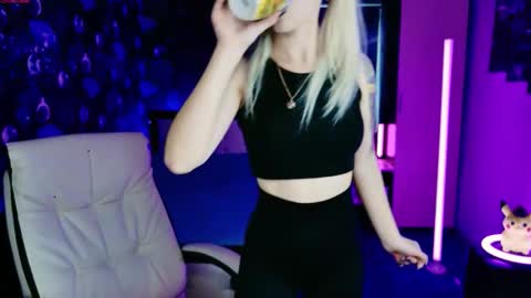 Snapshot of naomihita chatting on 10-30-25, 09:44 naomihita online show from 10-30-25, 09:44