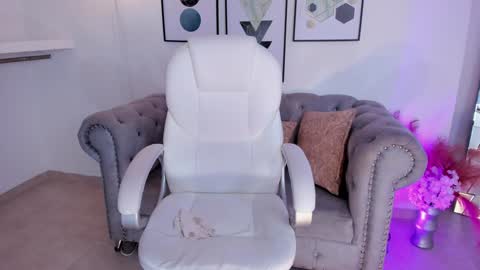 Naomi Campbell online show from 12-29-24, 04:40