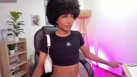 Snapshot of naomisaenz_ chatting on 06-17-26, 09:45 N A O M I online show from 06-17-26, 09:45
