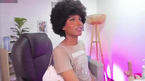 Snapshot of naomisaenz_ chatting on 06-18-26, 09:19 N A O M I online show from 06-18-26, 09:19