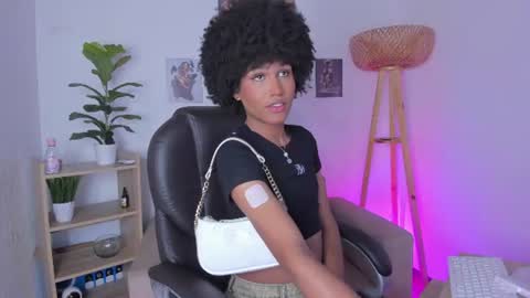 Snapshot of naomisaenz_ chatting on 06-23-26, 09:07 N A O M I online show from 06-23-26, 09:07