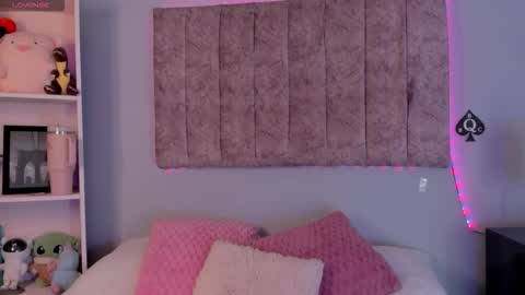 Snapshot of naomisanz_ chatting on 02-01-26, 01:37 Laura online show from 02-01-26, 01:37