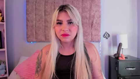 Snapshot of naomisanz_ chatting on 02-19-26, 07:48 Laura online show from 02-19-26, 07:48