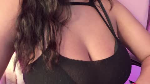 Snapshot of naomy_gomez_ chatting on 04-25-26, 01:41 Naomy online show from 04-25-26, 01:41