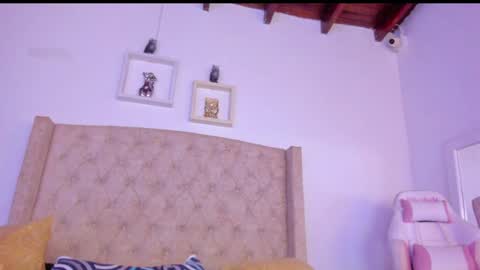 Snapshot of natalia_collinslim chatting on 12-12-24, 06:14 Natalia online show from 12-12-24, 06:14