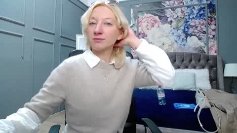 Natalie online show from 01-23-25, 07:54