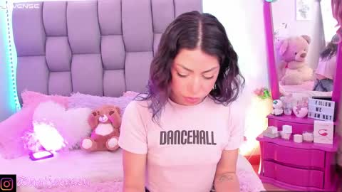 Snapshot of natalie_jaensen chatting on 12-07-24, 04:03 online show from 12-07-24, 04:03