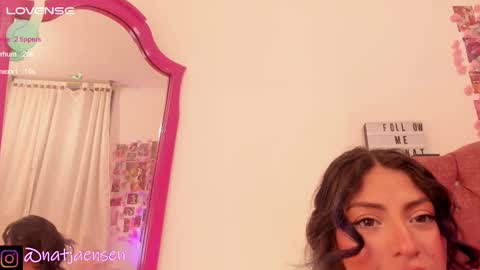 Snapshot of natalie_jaensen chatting on 02-09-25, 02:17 online show from 02-09-25, 02:17