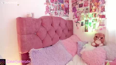 Snapshot of natalie_jaensen chatting on 02-14-25, 11:31 online show from 02-14-25, 11:31