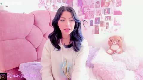 Snapshot of natalie_jaensen chatting on 02-14-25, 02:33 online show from 02-14-25, 02:33