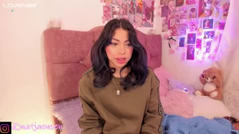 Snapshot of natalie_jaensen chatting on 02-17-25, 09:46 online show from 02-17-25, 09:46